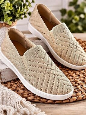 White Mountain Duke Geometric Slip-On Sneakers in Beige US 10